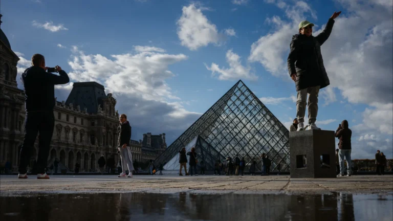 Segurança? Louvre fecha galeria devido a “fragilidade de vigas”