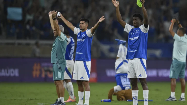 Cruzeiro tenta manter embalo diante do pressionado Vitória para seguir na briga pelo título
