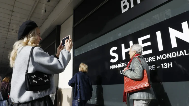 Primeira loja física da Shein em Paris abre com longas filas e protestos