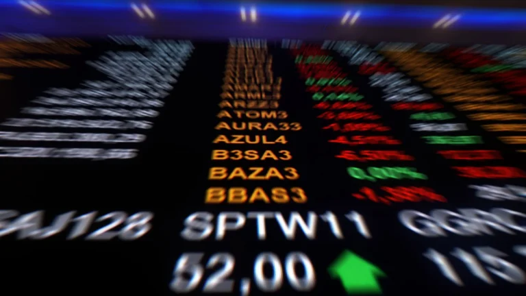 Bolsa volta bater recorde e alcança marca de 154 mil pontos; dólar recua