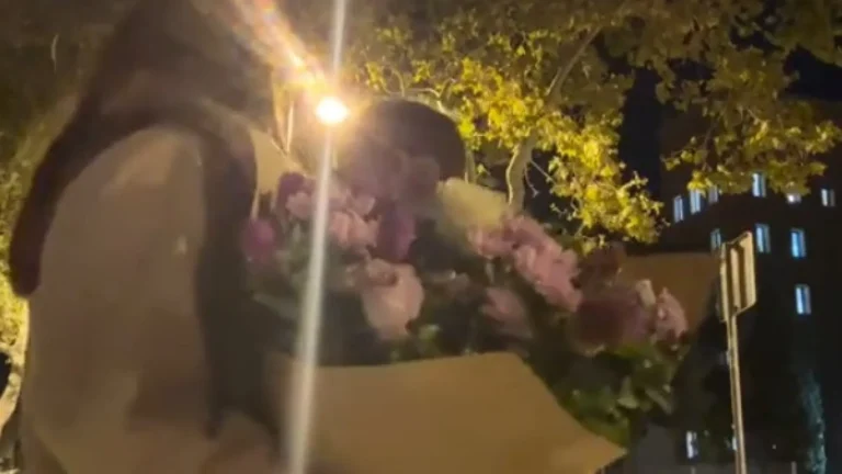 Messi aparece por acaso em vídeo romântico de casal em Barcelona; veja