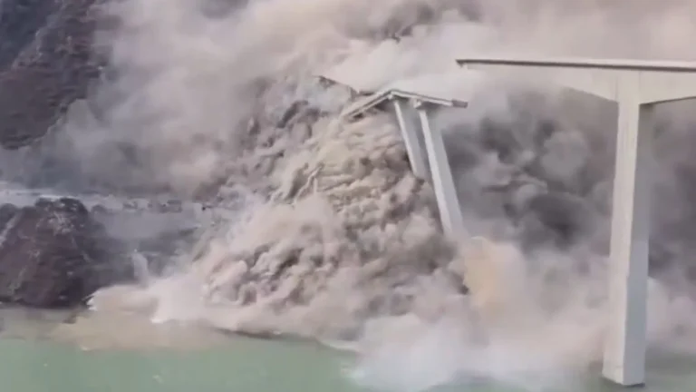 Deslizamentos de terra provoca desabamento de ponte na China
