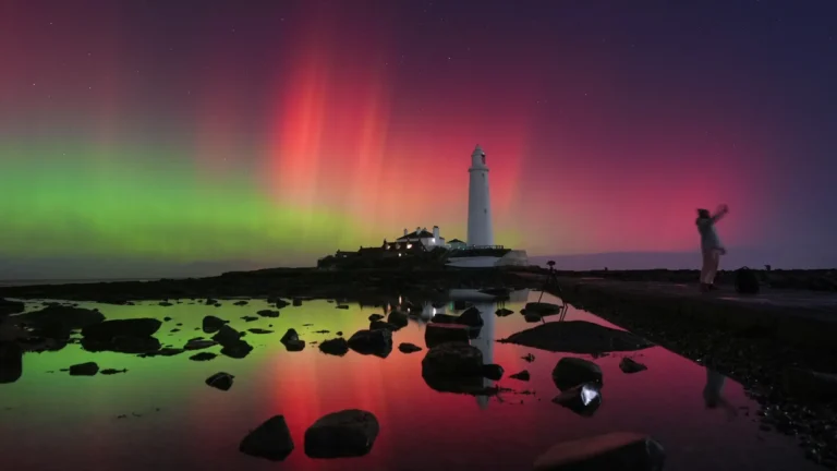 Aurora boreal ‘pinta’ céu dos EUA de verde e rosa e há imagens magníficas