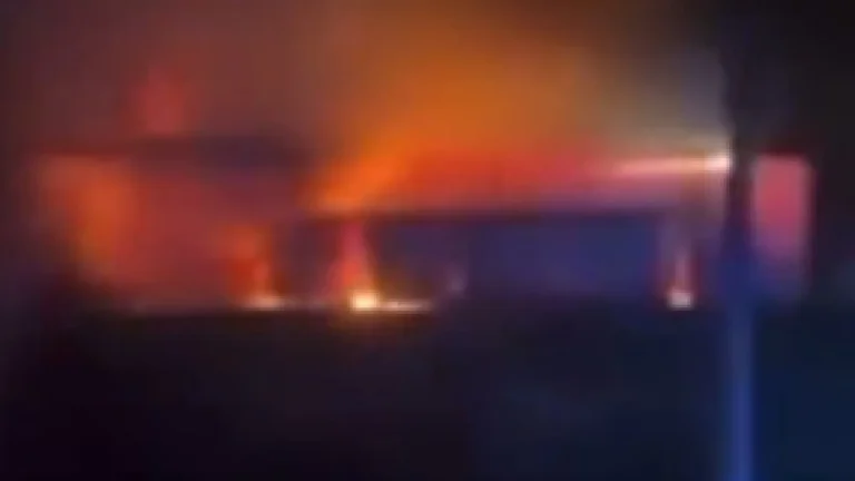Incêndio consome parte de histórico estádio inglês durante a noite; veja