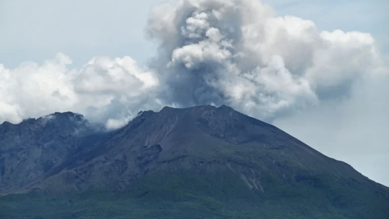 Vulcão entra em erupção, e voos são cancelados no Japão