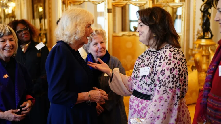 Rainha Camilla causa constrangimento ao comentar peso de atriz; entenda