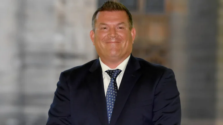 Político australiano renuncia após filha surgir em série de pornografia