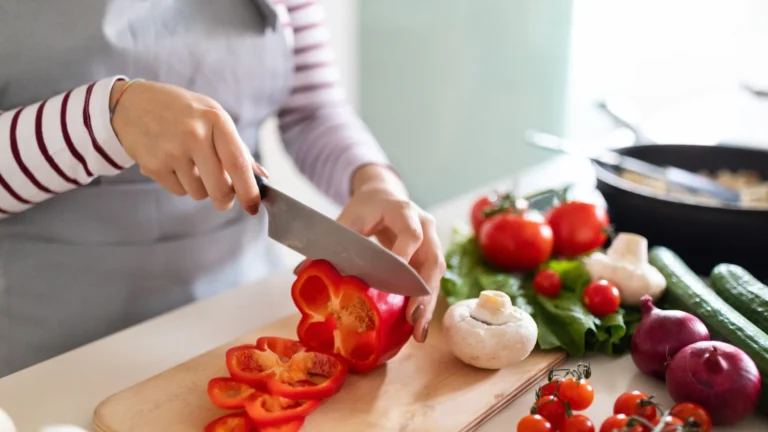 Hábito comum na cozinha espalha bactérias e aumenta risco de intoxicação