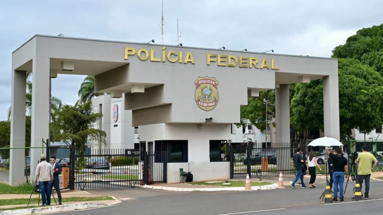 Bolsonaro recebeu PF sem Michelle em casa e não ofereceu resistência à prisão; leia bastidores