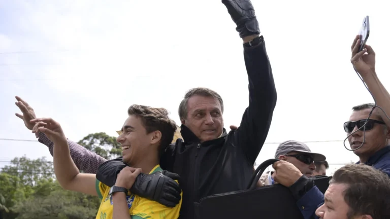 Bolsonaro recebeu visita de deputado Nikolas Ferreira horas antes de tentar romper tornozeleira