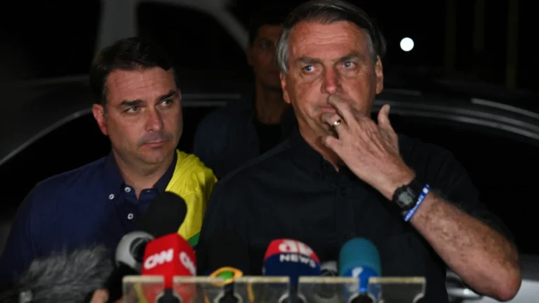 Moraes autoriza visitas dos filhos de Bolsonaro na Superintendência da PF