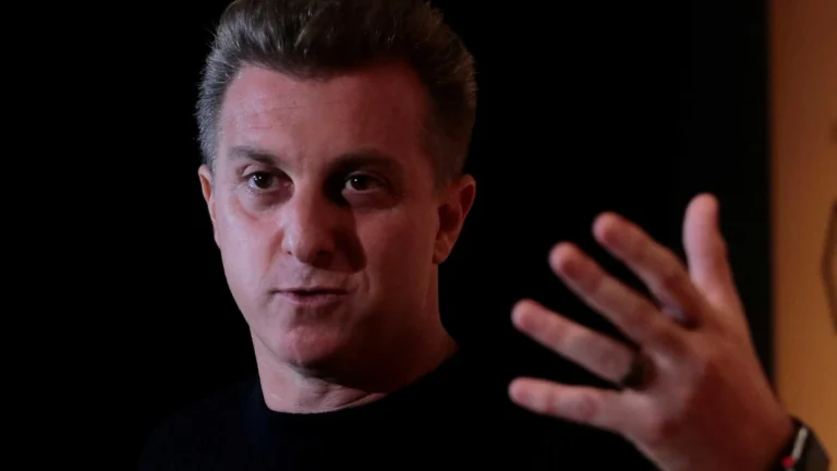 Em gravação com indígenas, Luciano Huck proíbe celular e roupa