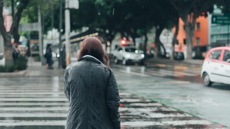 Frente fria traz chuva e provoca queda de temperatura em SP; veja até quando