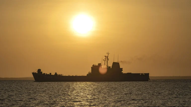 Marinha dos EUA destrói nova embarcação no Caribe e deixa três mortos