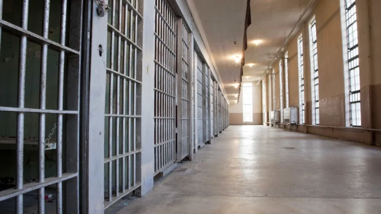 ‘Chantilly de pimenta’: TJ-MT afasta 14 policiais por tortura e manda exumar detento