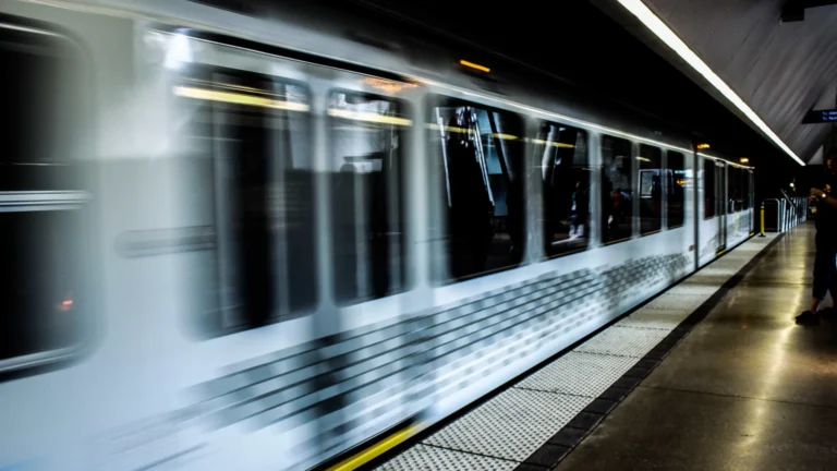 Metrô diz que vai demitir funcionário que negou auxílio à vítima de assédio