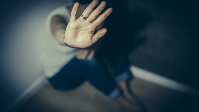 Mãe de menina vítima de estupro de homem de 35 anos é presa em MG