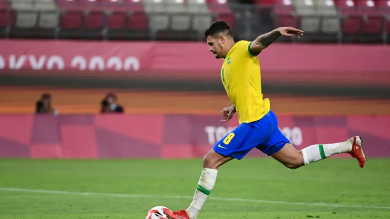 Bruno Guimarães sofre grave lesão e abre chance de Ancelotti testar novos volantes na seleção