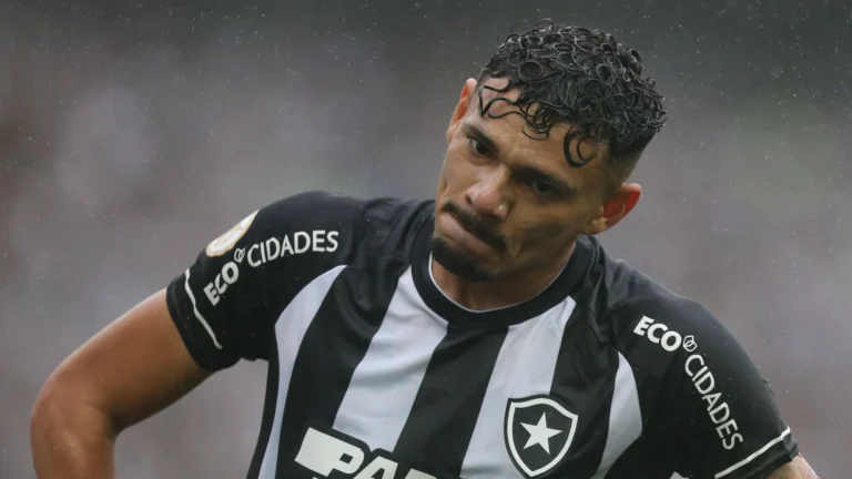 Após deixar o Santos, Tiquinho Soares é anunciado pelo Mirassol