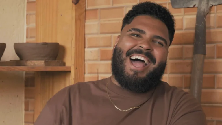 ‘Meu pai está felizão comigo’, diz Paulo Vieira sobre viver Lula no desfile da Acadêmicos de Niterói