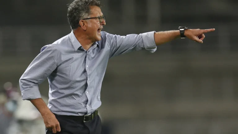 Técnico do Remo ‘demite’ jogador durante coletiva