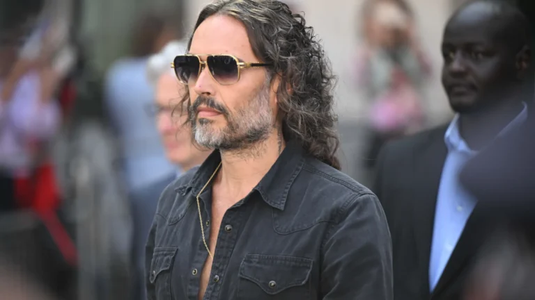 Russell Brand se declara inocente de acusações de estupro e violência sexual
