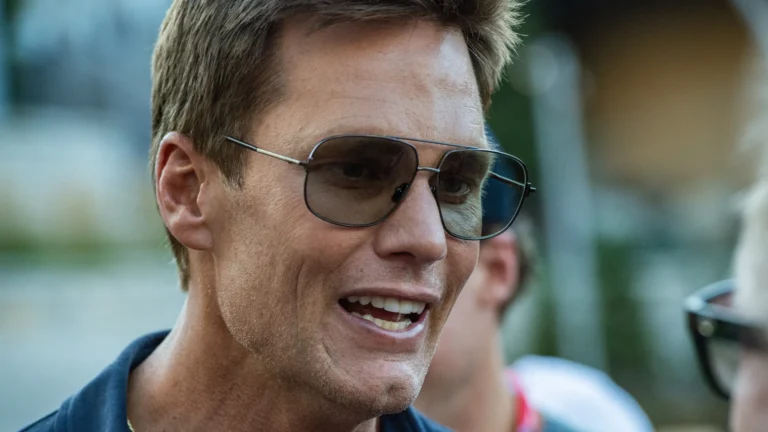 Tom Brady curte viagem em Milão com os filhos Benjamin e Vivian