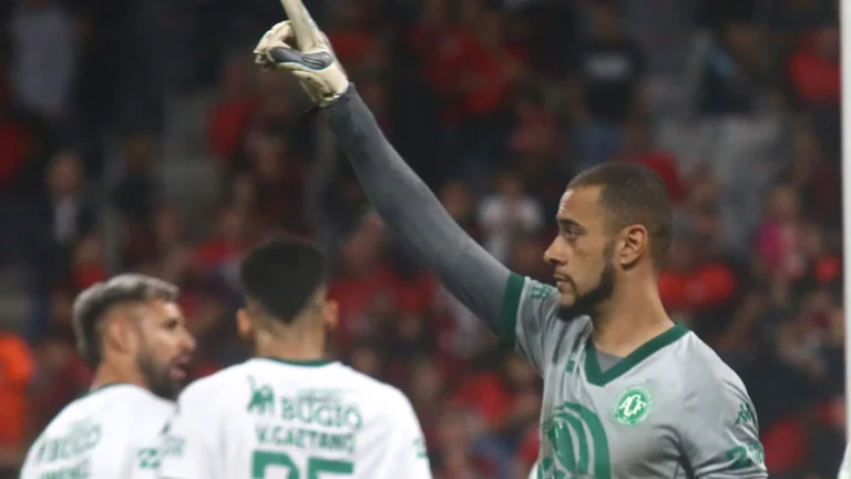 Chapecoense vira time dos minutos finais e se mantém invicta em volta à Série A