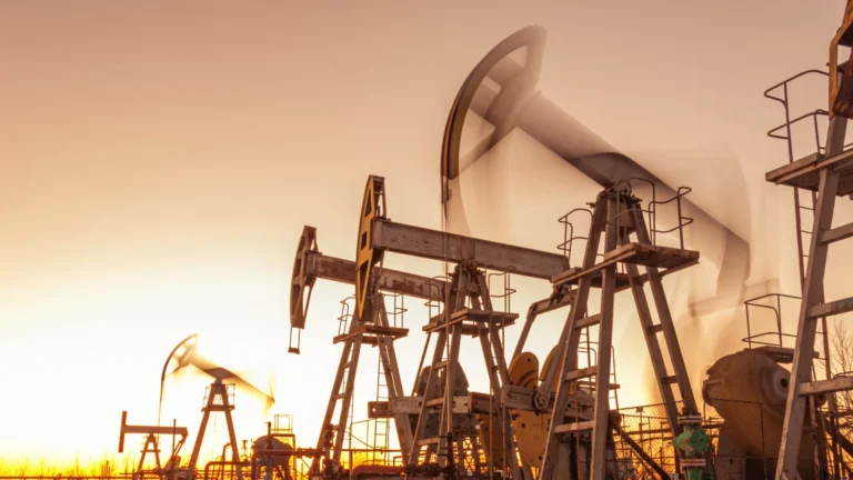 Preços do petróleo e ouro caem com avanço nas negociações entre EUA e Irã