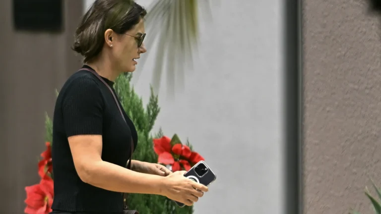 Nas redes, Michelle critica alegoria na Sapucaí de Bolsonaro como palhaço atrás das grades