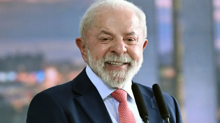 Lula sugere fazer um cafuné na mulher ou no marido antes de pegar o celular