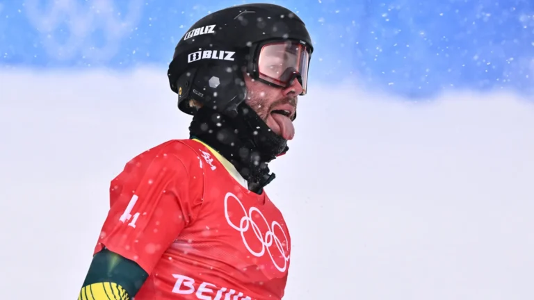 Astro do snowboard fratura pescoço e é levado para hospital de helicóptero