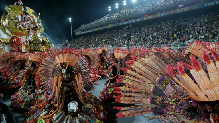 Rosas de Ouro e Dragões da Real encantam em noite marcada por atraso nos desfiles em SP