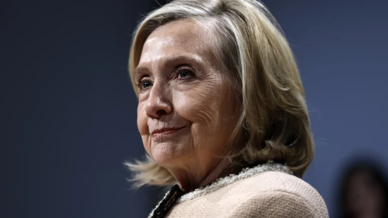 Clinton depõe, diz não conhecer Epstein e desafia Trump a depor