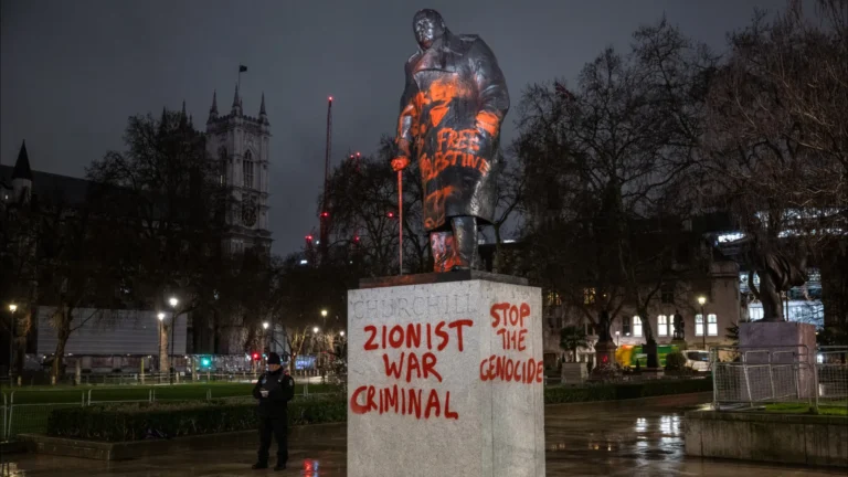 Estátua de Churchill vandalizada em Londres: “Criminoso de guerra”