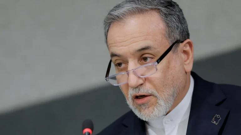 ‘Até onde eu sei’ líder supremo está vivo, diz chanceler do Irã