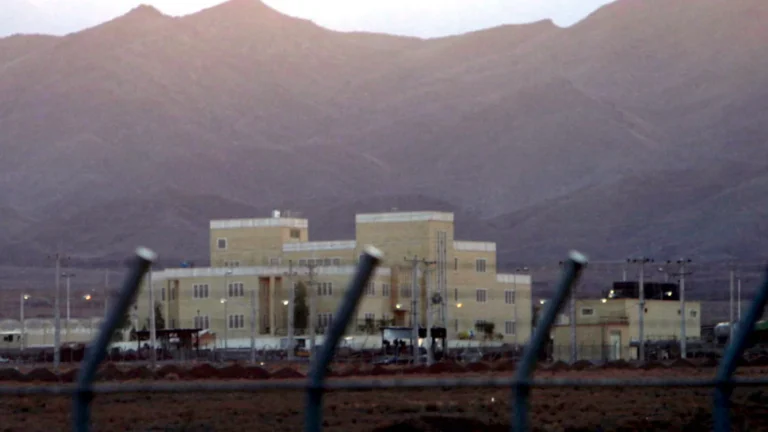 Estados Unidos bombardeira complexo nuclear do Irã, diz governo
