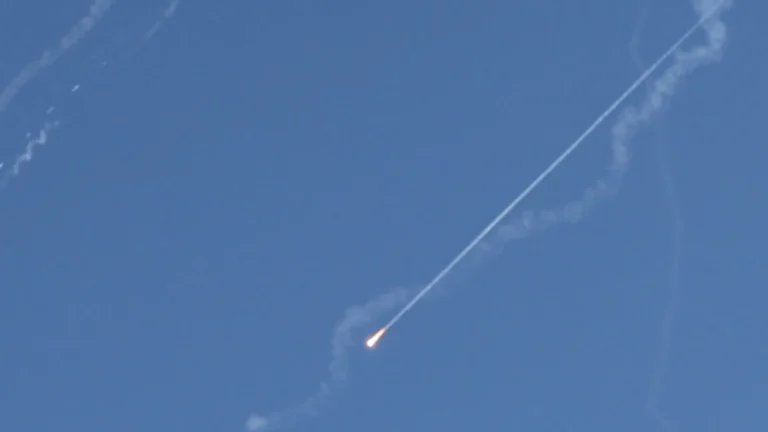 Israel confirmam impacto de mísseis iranianos no centro de Israel