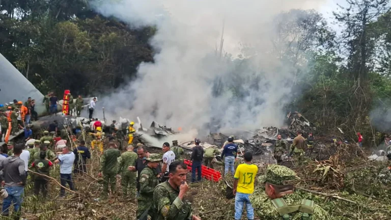 Número de mortos em queda de avião militar na Colômbia sobe para 66