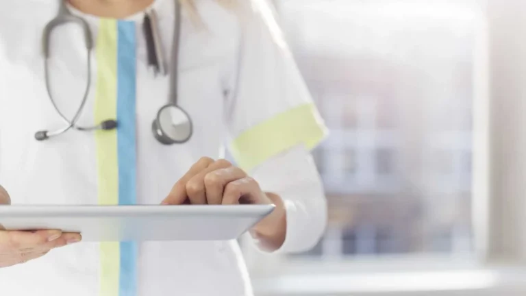 MEC pune mais de 50 cursos de medicina por desempenho insuficiente