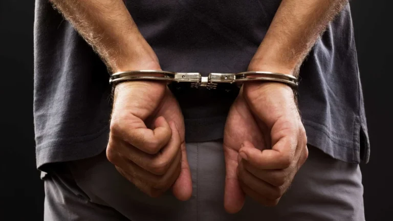 Homem é preso após agredir funcionária de hotel em Curitiba