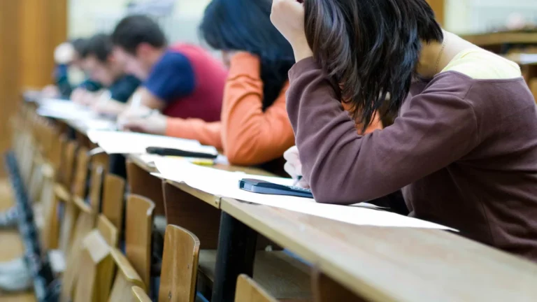4 em cada 10 alunos de graduação EAD desistem de estudar; número é o maior desde 2014