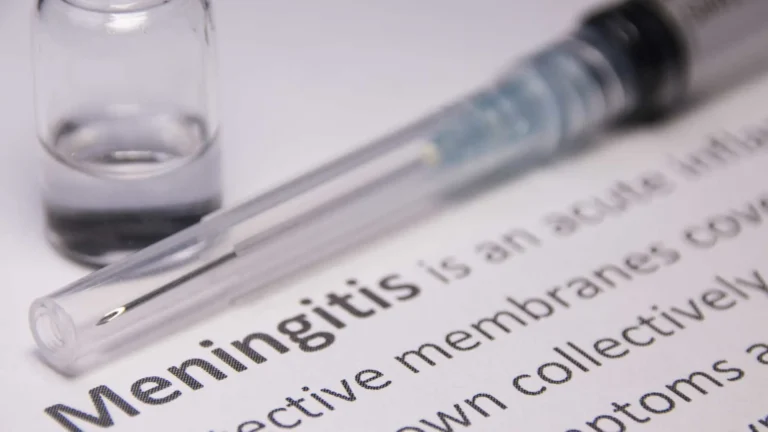 Entenda o que é meningite meningocócica bacteriana, doença em surto na Inglaterra