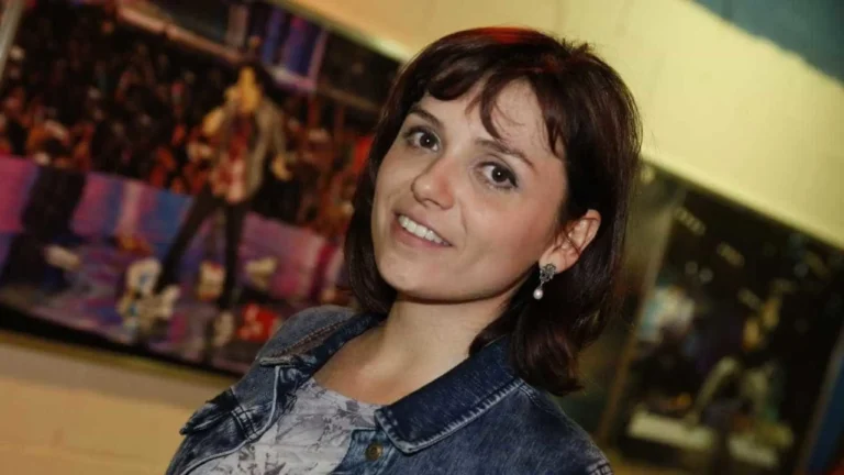 Monica Iozzi é internada após reação a medicamento e relata quadro de afasia