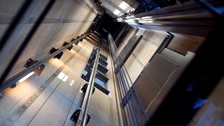 Elevador despenca 11 andares em prédio comercial no Recife e deixa feridos