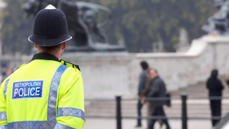 Quatro homens são presos em Londres por suspeita de espionagem para o Irã