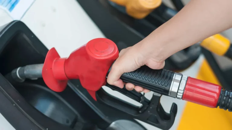 Governo Lula determina que postos exibam redução do preço do diesel ao consumidor