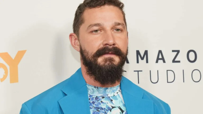 Após prisão, Shia LaBeouf é flagrado de cueca em saguão de hotel na Itália