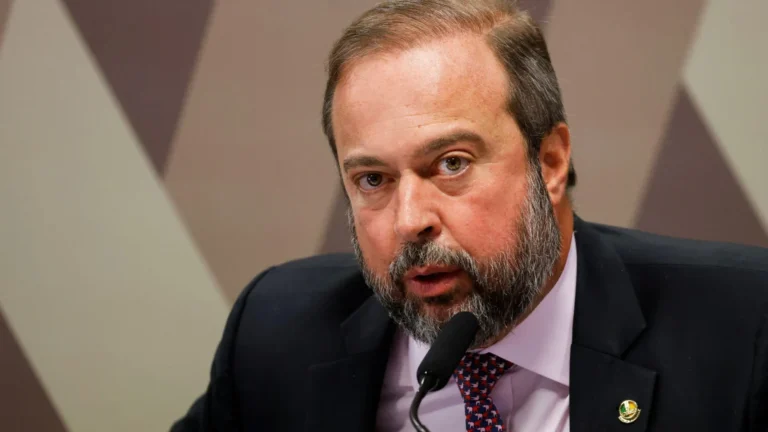 Silveira defende manter preço da gasolina e ameaça acionar PF contra ‘especulação criminosa’