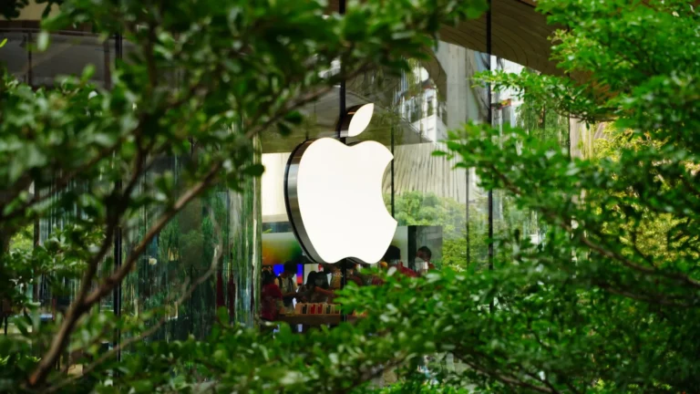 Venda de iPhones sem carregador gera multa à Apple no Brasil